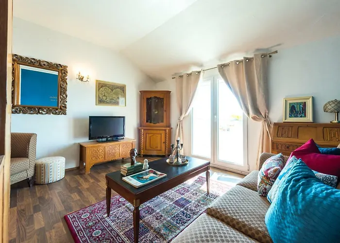 Two Palm Trees Apartment